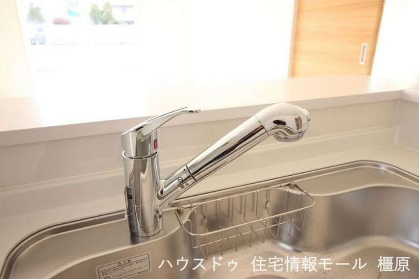 キッチン 水栓一体型の浄水器は場所を取らずにきれいな水がいつでも利用できます。