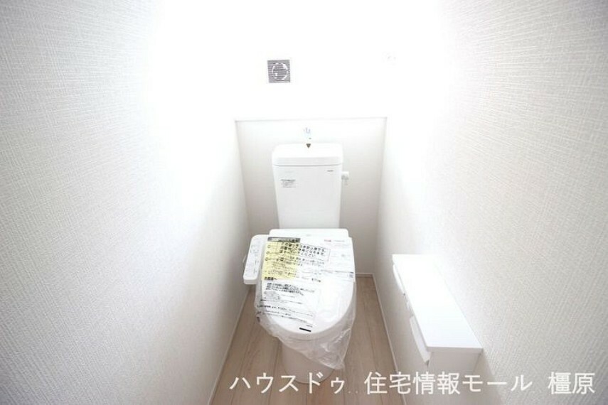 トイレ 1・2階共に温水洗浄便座を完備しました。