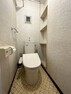 トイレ 【トイレ】温水洗浄便座。壁面を利用したペーパーや掃除グッズを置ける棚があります