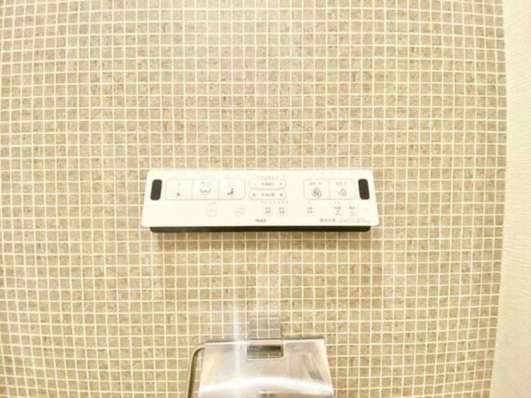 衛生的に気持ちよく使えるよう様々な技術が取り入れられている温水洗浄便座です。