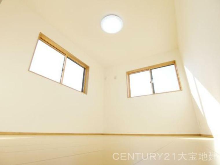 洋室 ■2階　6.5帖の洋室 ■二面採光で明るいです
