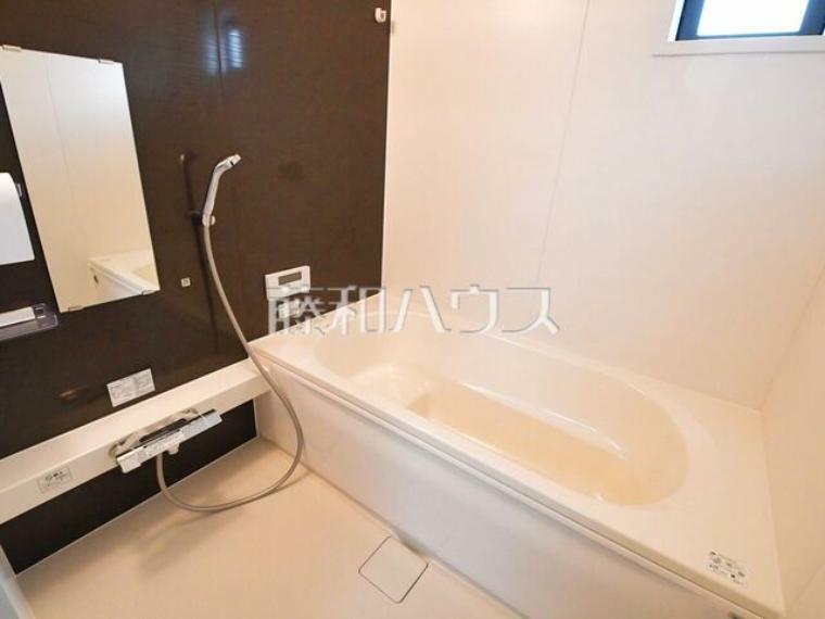 浴室 3号棟　浴室　 白を基調とした清潔感あふれるバスルームです 【東久留米市幸町5丁目】