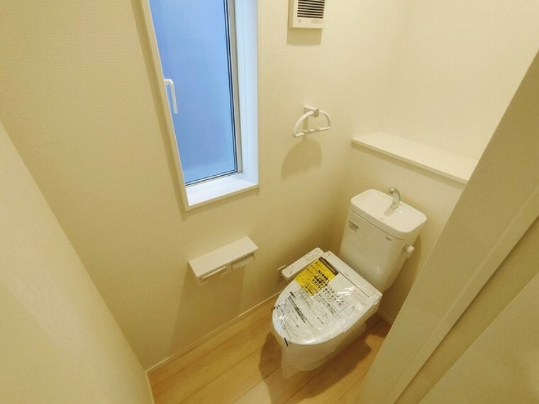 トイレ トイレはやっぱり白が1番落ち着きますね。もちろん衛生面でも嬉しいウォシュレット機能付きです。