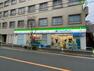 コンビニ ファミリーマート滝野川一丁目店 「あなたとコンビにファミリーマート」というキャッチフレーズでおなじみ。「地域に寄り添う」「お客さま一人ひとりに」「家族のように」という3つの理念を掲げています。