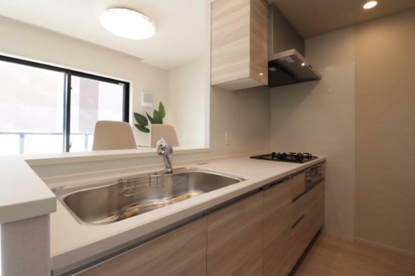 【キッチン】明るい色の木調のデザインとなっております！食洗器付きで家事効率アップ