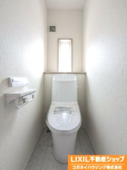 トイレ 暖房便座などがついた高機能シャワートイレです。 ウォシュレットは今となっては欠かせない機能ですね！
