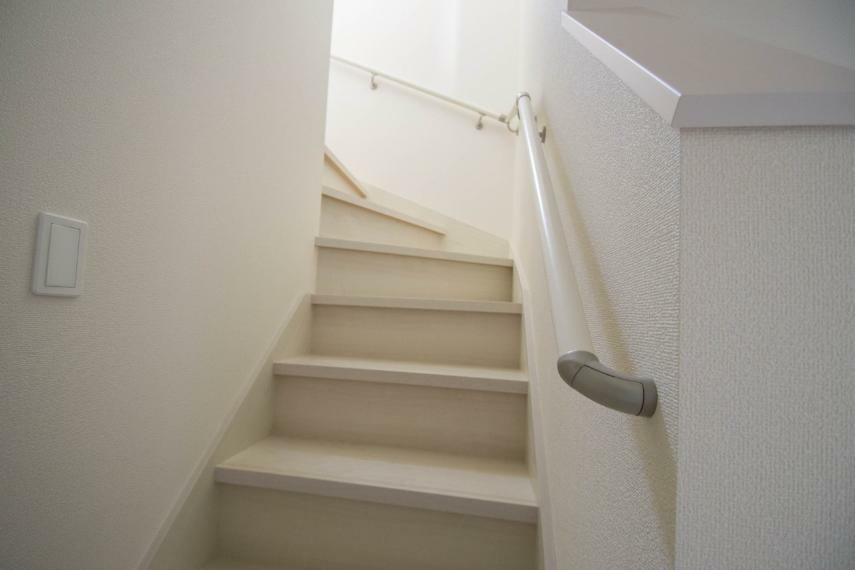 手すりがないと階段の昇り降りで危険なことはもちろん、壁に手をつきながら歩くことで壁紙が汚れやすくなります。すべての方に安心して昇り降りしていただくため、手すりを設置しました。