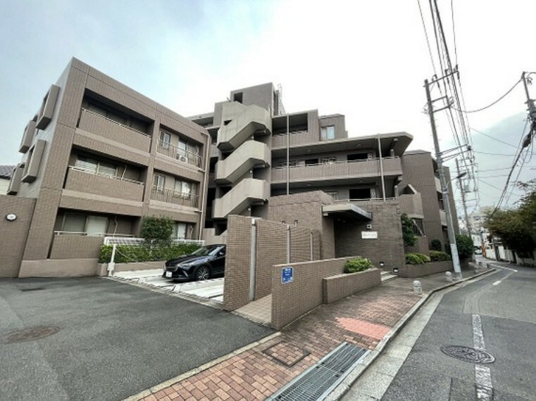 外観写真 ～建物外観～2000年築の閑静な住宅街に佇む低層マンション。