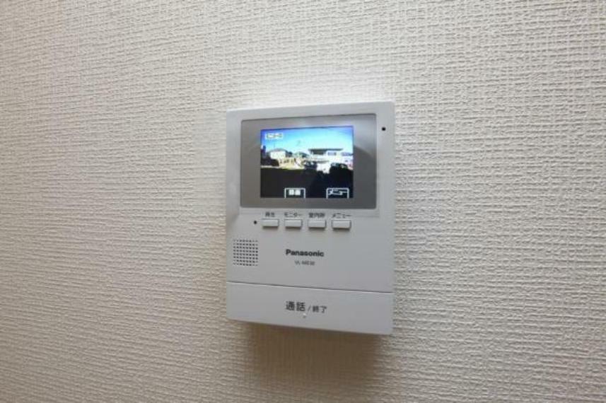 専用部・室内写真 突然の来訪も天候や時間帯に関係なく鮮明な画像で確認することができるTVモニター付インターホンです。