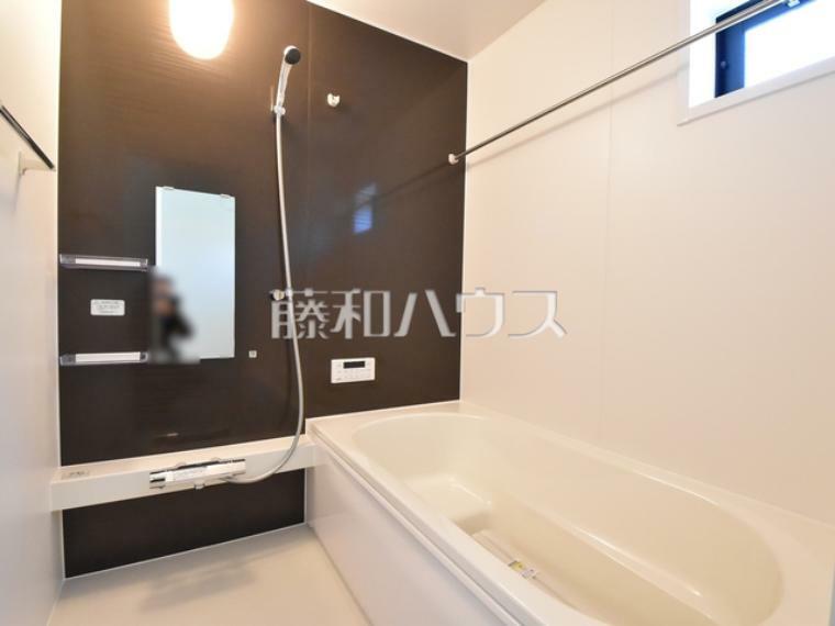 浴室 1号棟　浴室　【八王子市東浅川町】足を伸ばして入れるバスタブで、ゆっくり一日の疲れを癒して下さい。