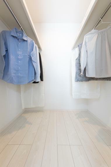 ウォークインクローゼット 大容量の主寝室クローゼット。夫婦の洋服だけではなく、使用頻度の低いものの収納場所としても利用できます。 室内（2023年9月）撮影