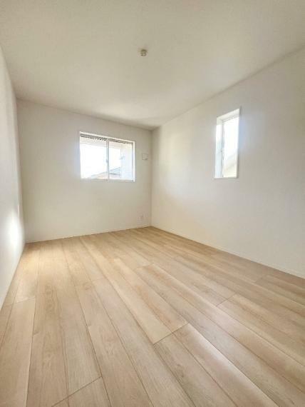 明るく心地の良い部屋はクローゼット収納ですっきり整頓！快適な空間づくりができます。