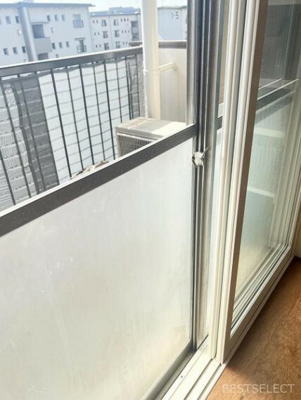 居間・リビング リビングの窓は断熱や遮音性に優れた二重窓が設置されています。
