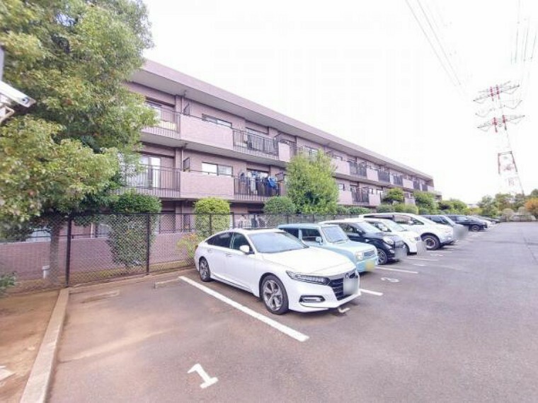 閑静な住宅街に佇む低層マンション