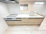 キッチン （キッチン）キッチンその物にも収納スペース付き！また、清潔・節水効果もある食洗機付きです！