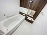 浴室 （浴室）小さなお子様の入浴も安心なベンチタイプの浴槽。カビ防止にもなる浴室暖房乾燥機も付いています！