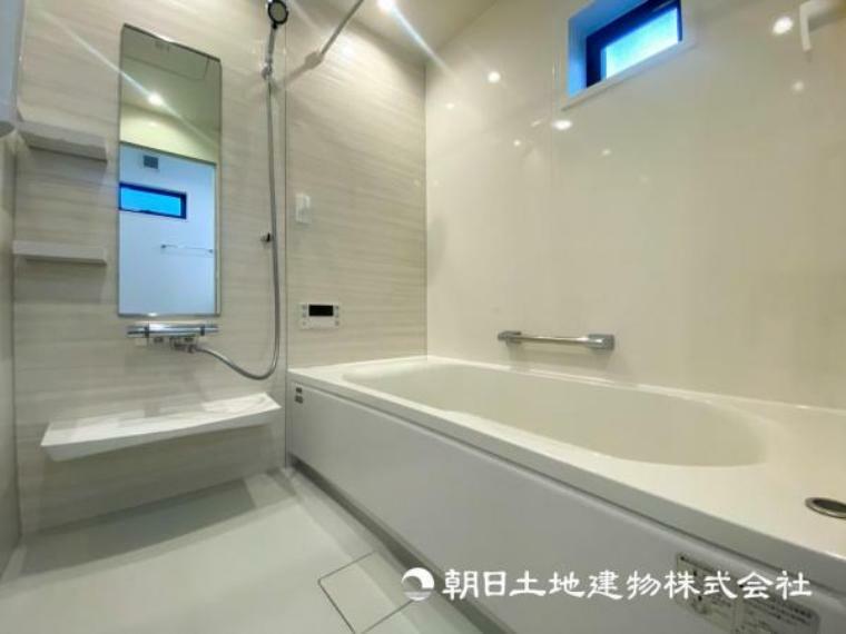 浴室 【浴室】浴槽も低くなっているのでまたぎやすく、幅広い年齢の人に使いやすい優しいシステムバスです