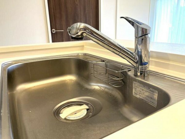 ダイニングキッチン キッチン水栓のシャワーヘッドには浄水器を内蔵し簡単に浄水の切り替えられます。さらに使いやすいホース引き出し式でシンク周りのお手入れも簡単です。
