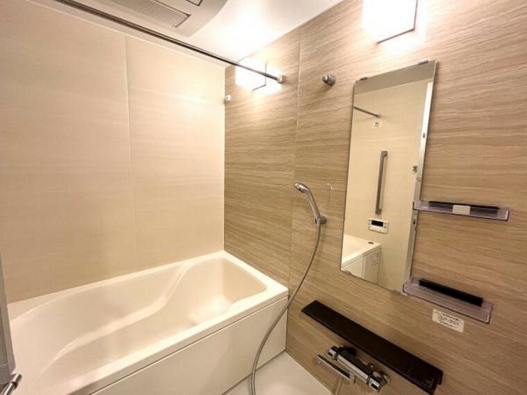 浴室 東部から背もたれ、足元まで自然な姿勢を保つ浴槽設計がリラックスタイムを提供します。