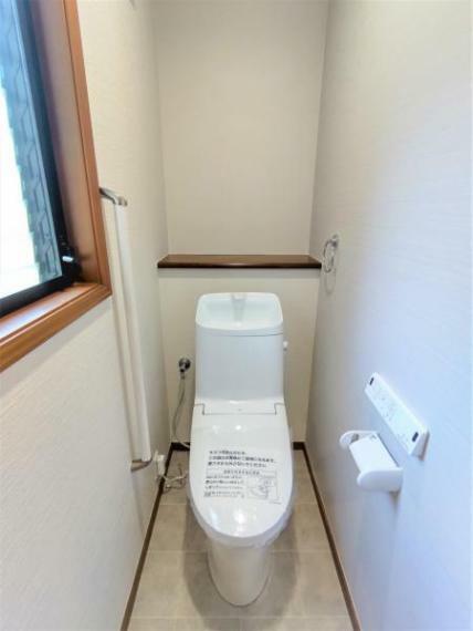 トイレ 【リフォーム済】2階トイレです。リクシル製の便器・便座に新品交換しました。年中気持ち良くお使い頂ける、温水洗浄付きで季節を問わず快適です。天井・壁はクロスを、床はクッションフロアに張り替えました。
