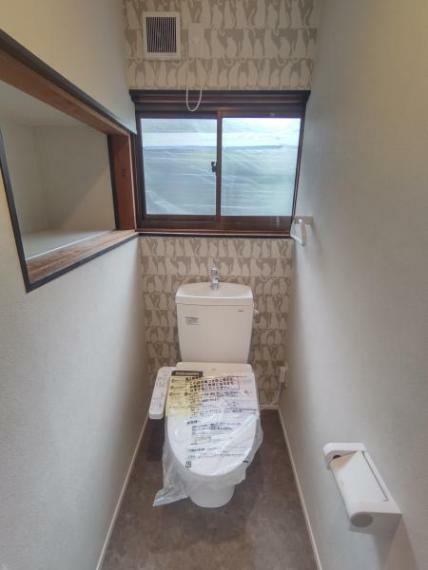 【リフォーム済写真】トイレはLIXIL社製の新品のトイレに交換しました。床はクッションフロアの張替えを行い、天井及び壁はクロスを張替えました。毎日お肌に触れる部分が新品だと気持ちよく使えますね。