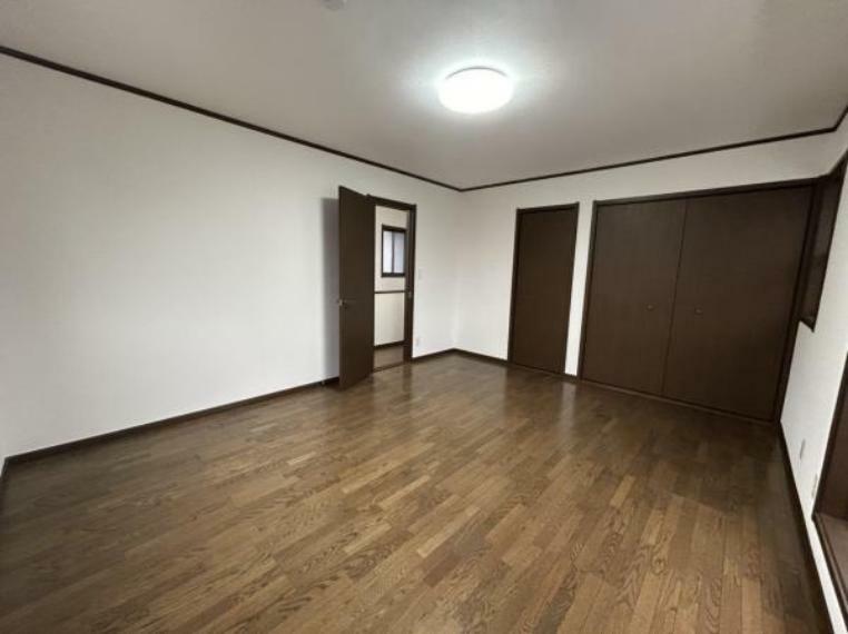 【リフォーム済】2F洋室の写真です。床はクリーニングを行い、壁・天井はクロスを張り替えました。約10帖の広さがあるため、ご夫婦の寝室などにいかがでしょうか。　2024.3.28撮影　