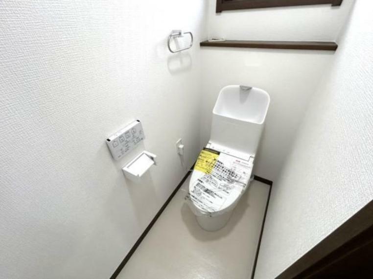 トイレ 【リフォーム済】2Fトイレは温水洗浄便座付きトイレに新品交換致しました。