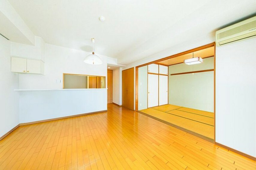 居間・リビング 家具の様な木目調の面材がお部屋に馴染み、心地よい空間を演出します。※画像はCGにより家具等の削除、床・壁紙等を加工した空室イメージです。