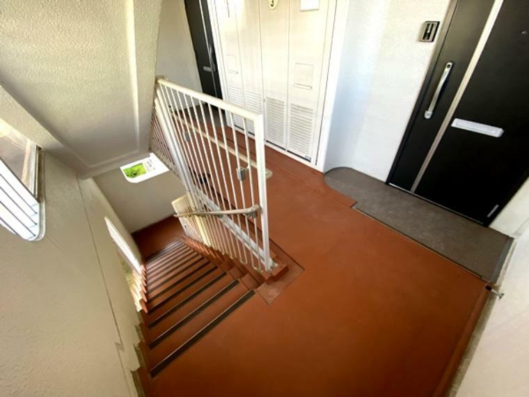 本マンションの階段は階数毎に一息つける作りになっている為、階段の上り下りの負担も軽いです