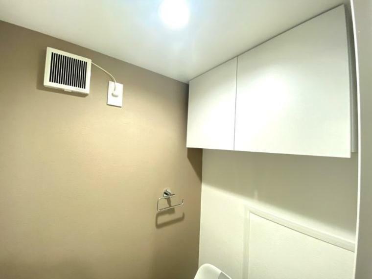 収納 トイレ上部には吊戸棚が設置されており、清掃用具やペーパーストックも収納可能です！