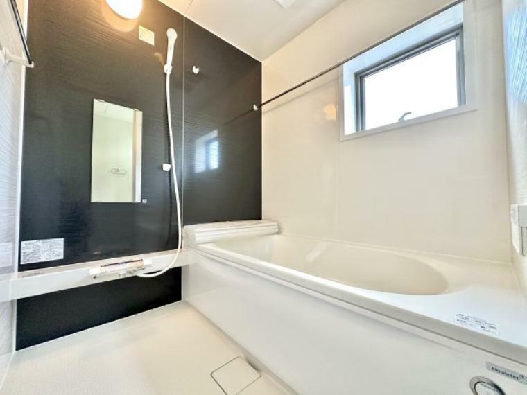 浴室 【2号棟】アクセントパネルがおしゃれな浴室。換気乾燥暖房機付きで、雨の日には浴室内干しも可能 お湯が冷めづらい高断熱の浴槽の為、ご家族皆様が快適なバスタイムをお過ごしいただけます