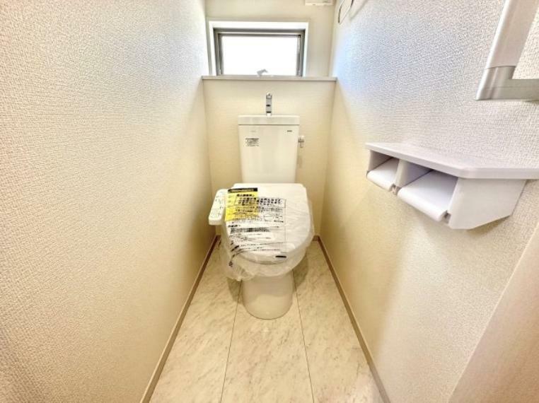 【2号棟】節水性能の高いトイレはもちろんウォシュレット付き 便器のフチがないタイプなので、お掃除もサッとひと拭きでOK！