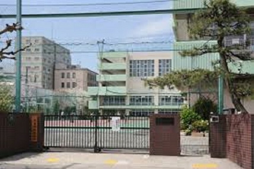 小学校 何事にも積極的に取り組む小学生が多い、明るい小学校です。先生方もとても優しく児童のことをよく考えてくれます。授業の中で、細かい部分もていねいに教えてくれます。児童1人ひとりのこともよくみてくれています