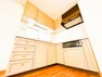 ダイニングキッチン L型キッチンは対面式のように大きなスペースを必要としないのが特徴。限られたお部屋を自分仕様の空間につくれます。