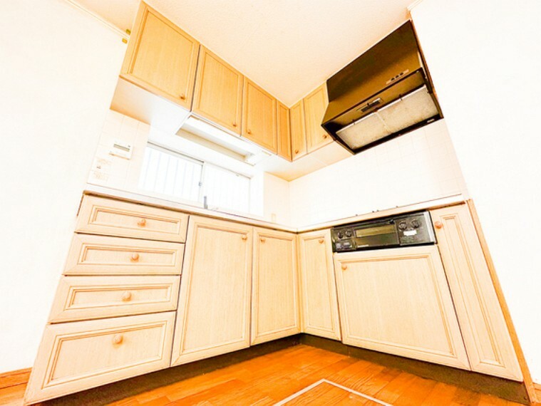 ダイニングキッチン L型キッチンは対面式のように大きなスペースを必要としないのが特徴。限られたお部屋を自分仕様の空間につくれます。