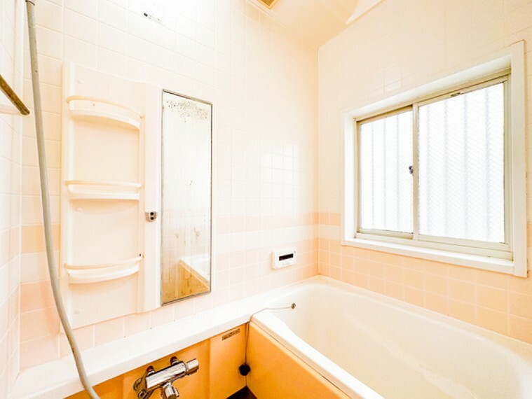 浴室 一日の疲れを癒すバスルームは、心地よいリラックスを叶える清潔感溢れる美しい空間です。