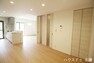 居間・リビング 白色の壁と柔らかい茶色のドアが空間をはスッキリと軽やかな印象を与えてくれます。