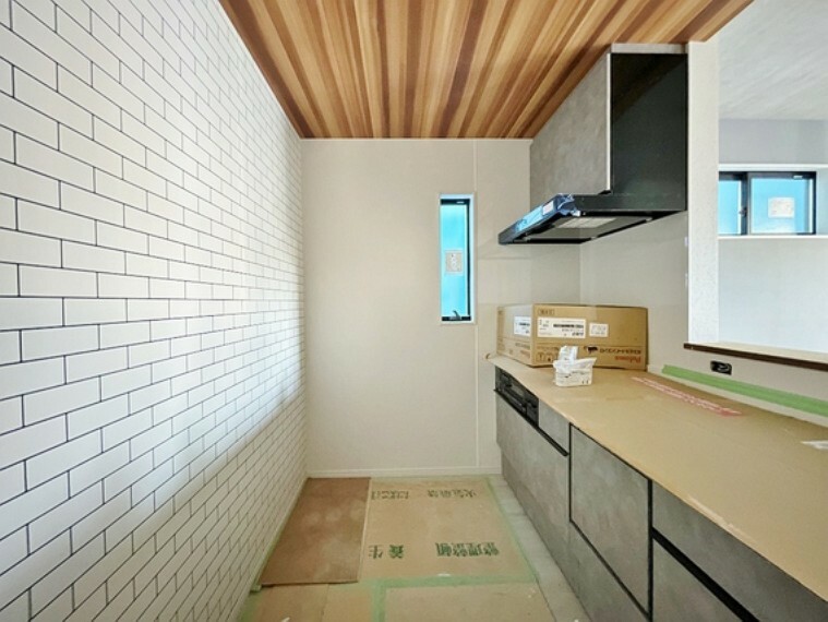 キッチン 通風＆採光にも考慮した小窓付きキッチンスペース（施工時:2023年12月下旬撮影）