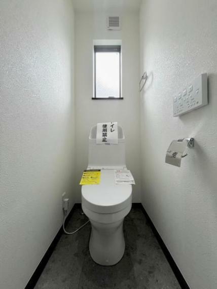 トイレ いつも綺麗に清潔に！ウォッシュレット付きトイレです。もちろん窓も付いてるので空気の入れ替えも楽にできます。