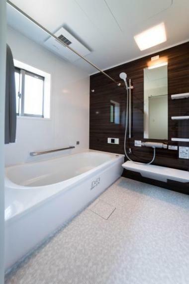 浴室 上質が感じられるカラーリングで、清潔な空間美を実現。一日の疲れが癒される優雅なバスタイムを堪能できるゆとりあるバスルームです