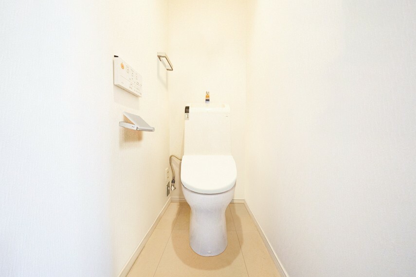 白を基調とした清潔感のあるトイレ（CGで作成したリフォームイメージ）