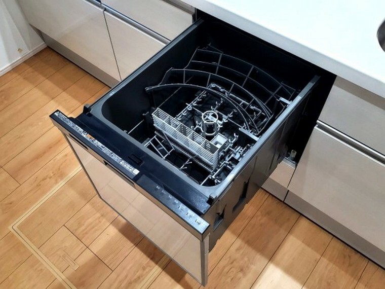 キッチン 【A号棟　キッチン】家事の時間が短縮されるだけでなく、光熱費や水の節約にも貢献するビルトイン食洗機が備え付け。