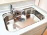 キッチン 【A号棟　キッチン】水栓から落ちる水はね音を軽減してくれる防振シンク。リビング側とのコミュニケーションを邪魔しません。