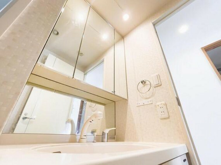 洗面化粧台 洗面台には三面鏡を採用。身だしなみを整えやすい事はもちろんですが、鏡の後ろに収納スペースを設ける事により、散らかりやすい洗面スペースをすっきりさせる事が出来るのも嬉しいですね。