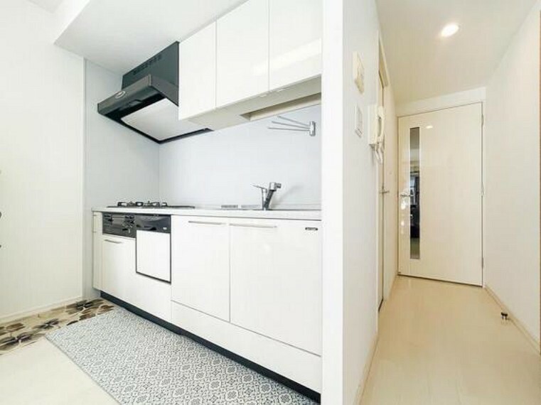 食洗器が完備されたキッチンスペース。壁付けタイプなので油汚れや、水跳ねを気にすることなくお料理を楽しめます。長く使用するからこそ、実用性を重視した設計となっております。