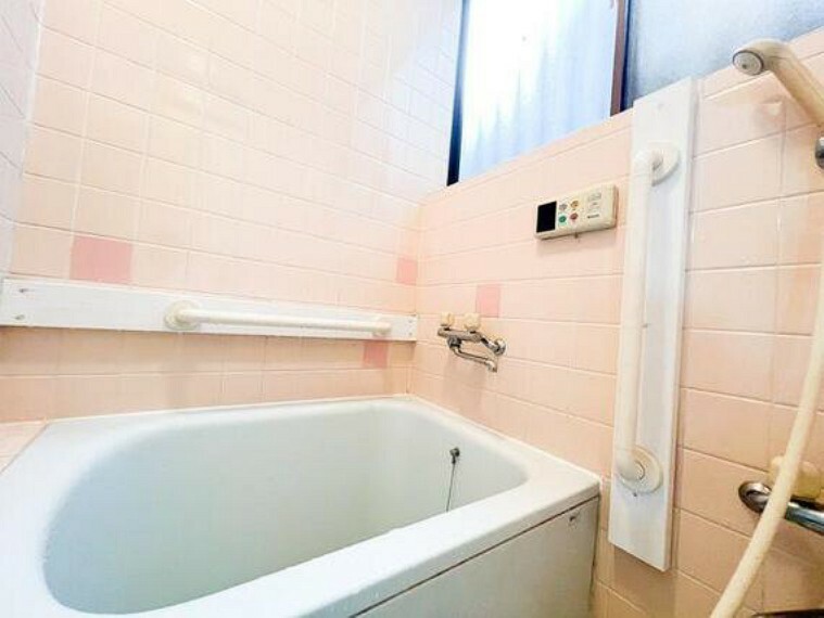 浴室 お風呂も昭和レトロな作りとなっております。