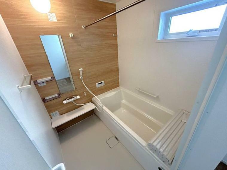 浴室 ゆったりくつろげるバスルーム 小窓付きで換気もバッチリです