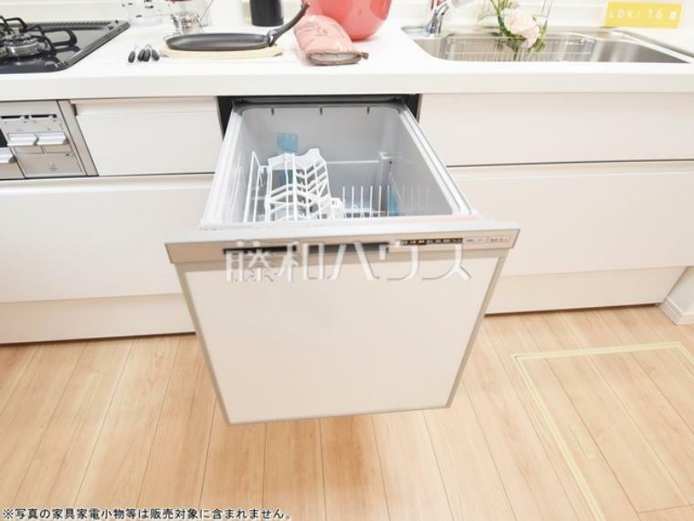 キッチン 5-D号棟　まとめ洗いができ、乾燥まで行ってくれる食器洗い乾燥機で食事の後片付けが楽になります。　【練馬区大泉町2丁目】