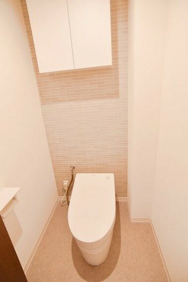 トイレ お掃除のしやすいタンクレスタイプです。 床のクッションフロアは貼替済みです。