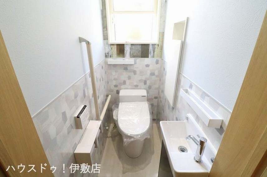 【トイレ】オシャレなトイレ タンクレストイレでとても広々感じられます